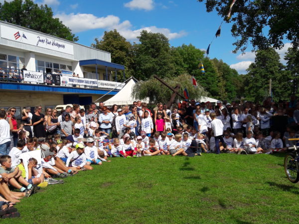 1470576078543-2104288799